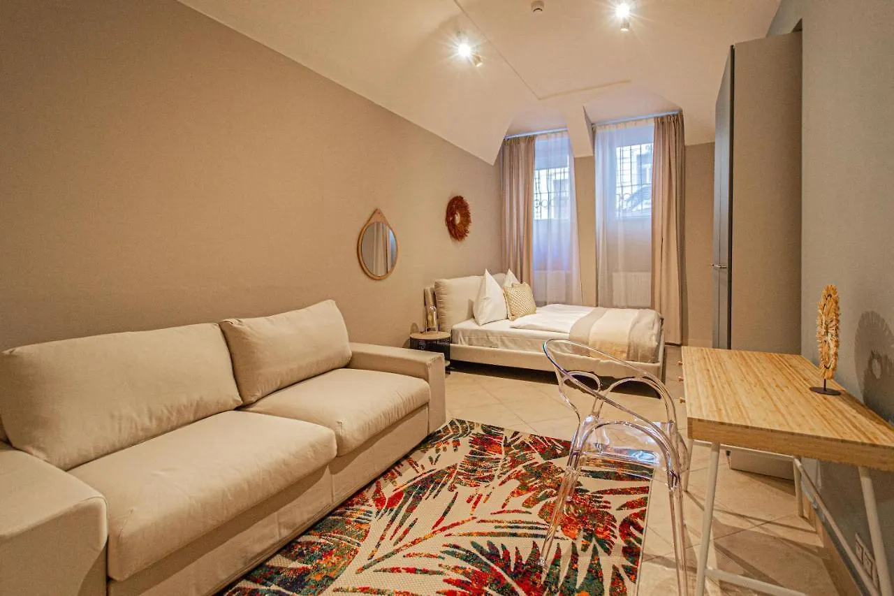 Modern And Spacious Apartments In City Center 프라하 체코